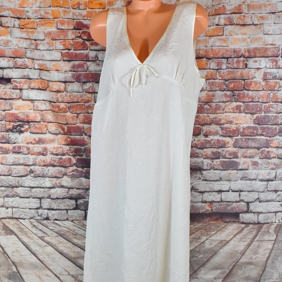 Jaclyn Smith Plus Sz 1X Long Nightgown Creme Sleeveless Floral Embossed - Picture 4 of 11